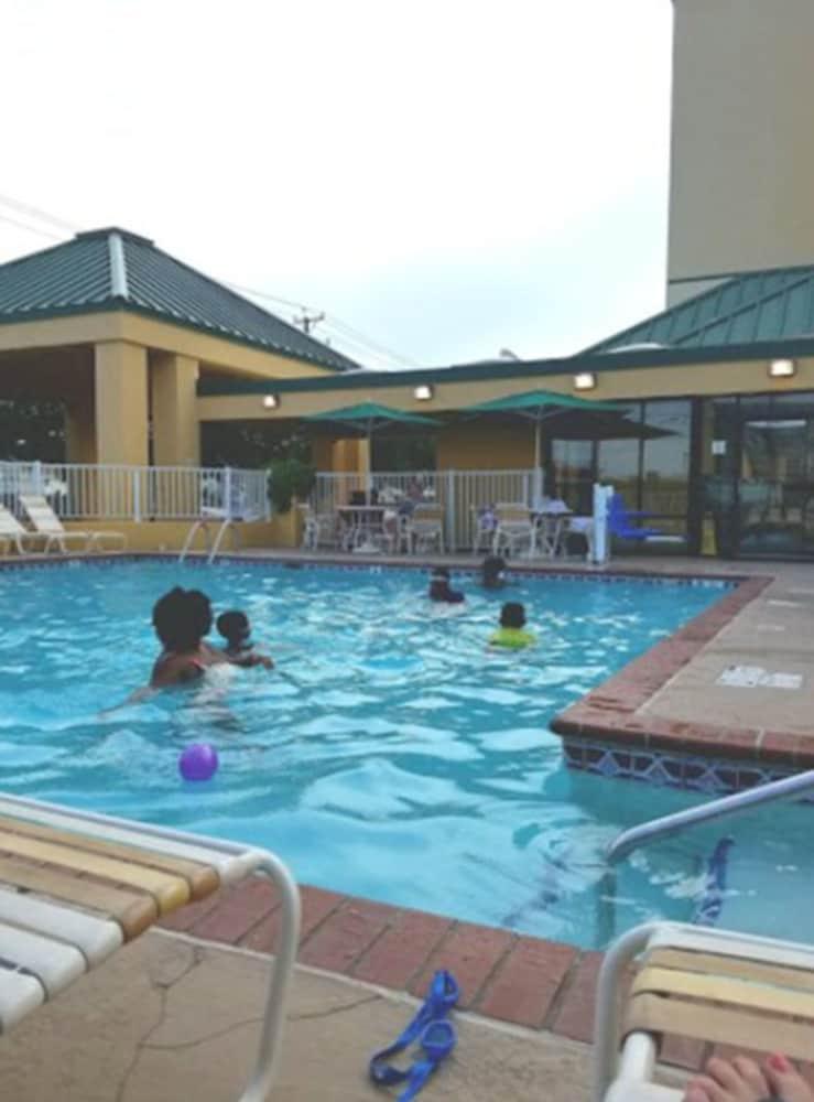 La Quinta By Wyndham Virginia Beach Exterior photo