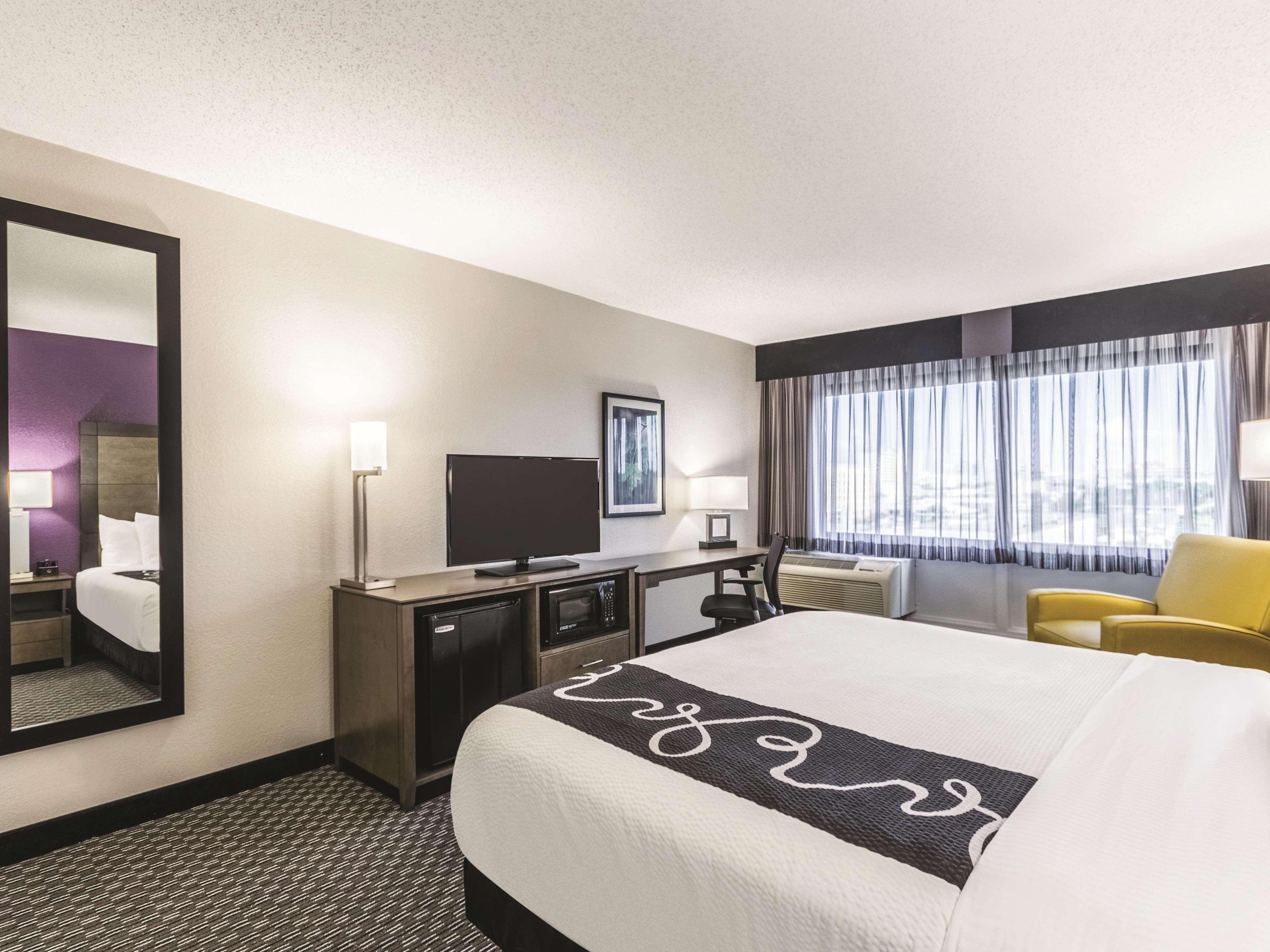 La Quinta By Wyndham Virginia Beach Exterior photo